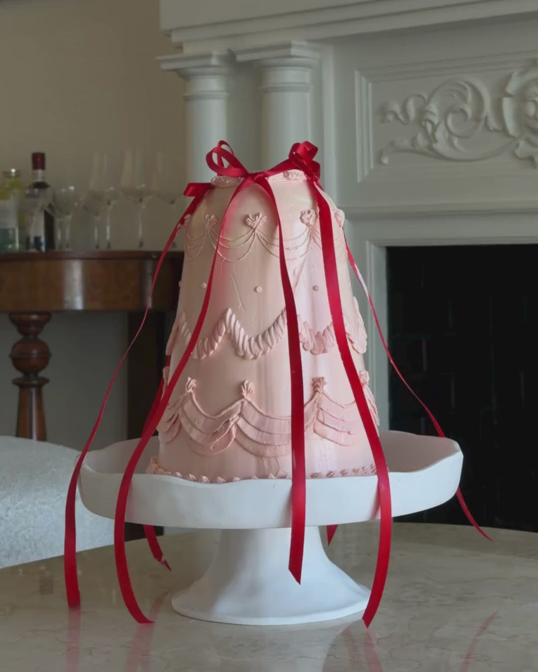 Load video: Nube Pedestal Cake Stand