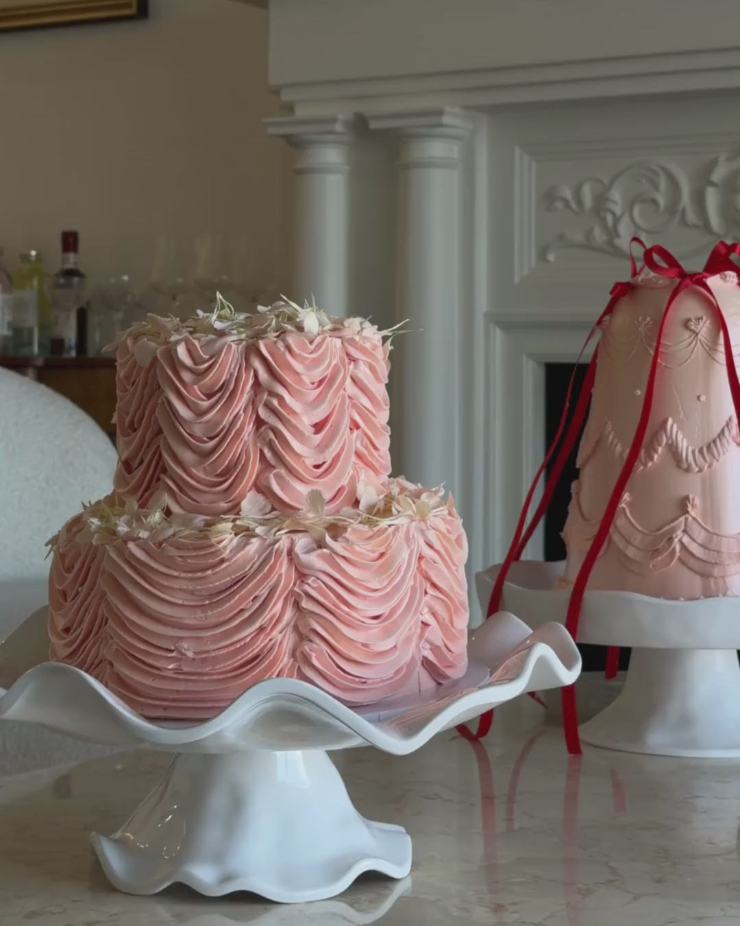 Load video: Nube Pedestal Cake Stand